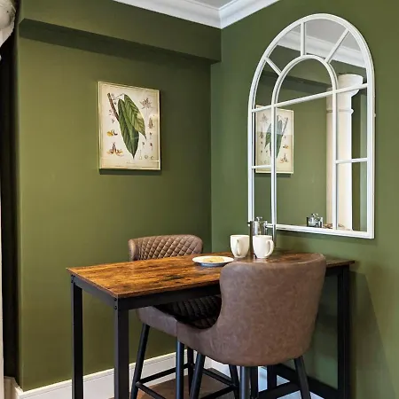 The Botanist'S Hideout - Luxury Retreat With Parking Apartment York Exterior photo