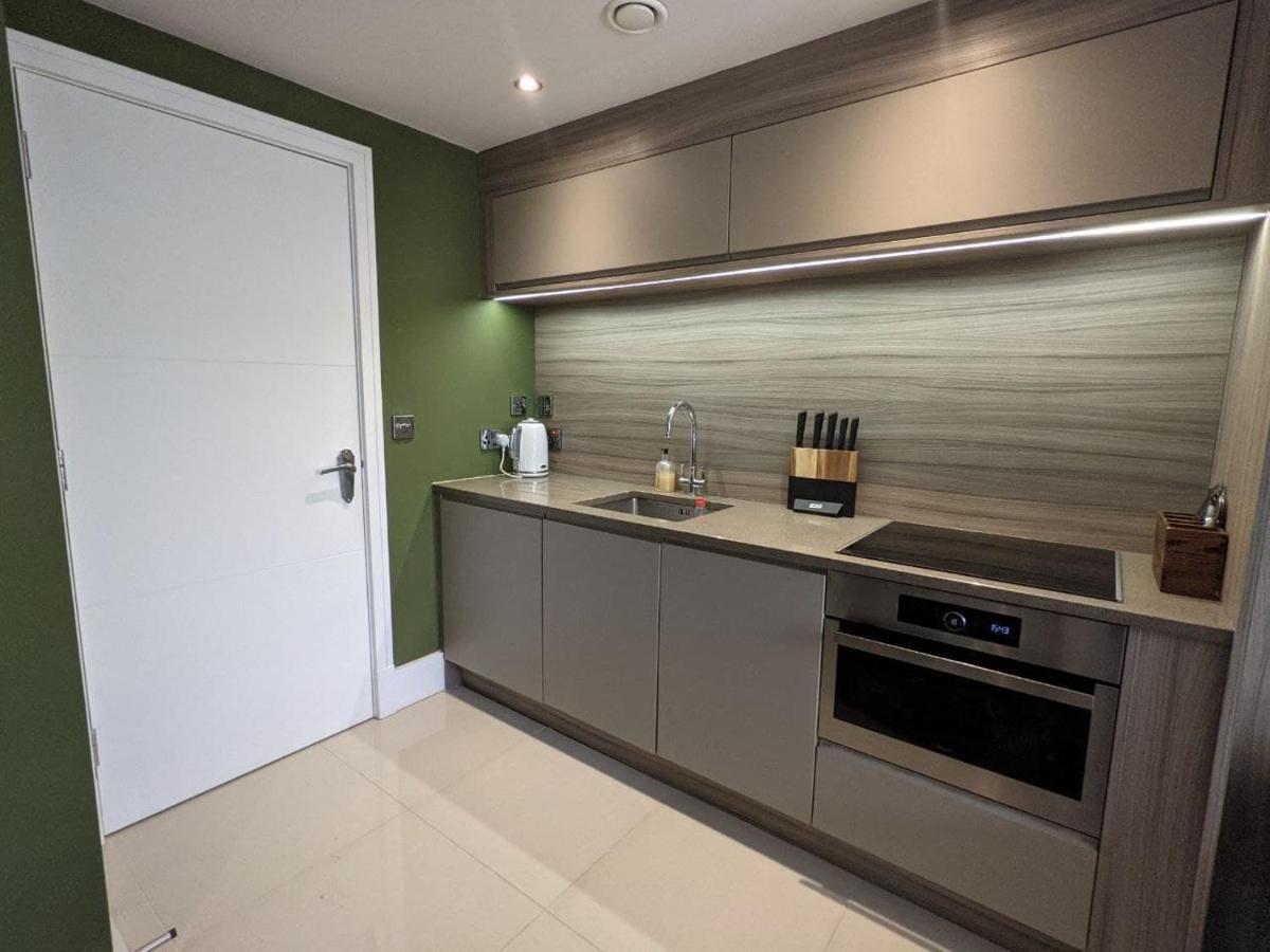 The Botanist's Hideout - Luxury Retreat With Parking Apartment