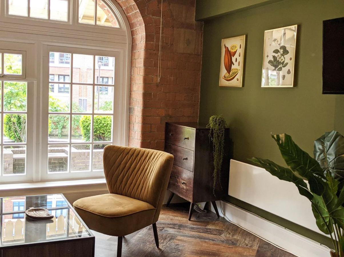 The Botanist's Hideout - Luxury Retreat With Parking York