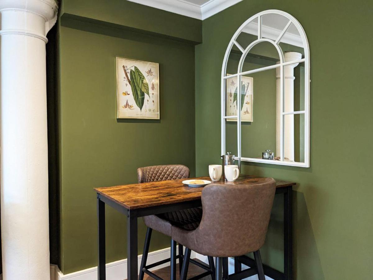 The Botanist's Hideout - Luxury Retreat With Parking Apartment *