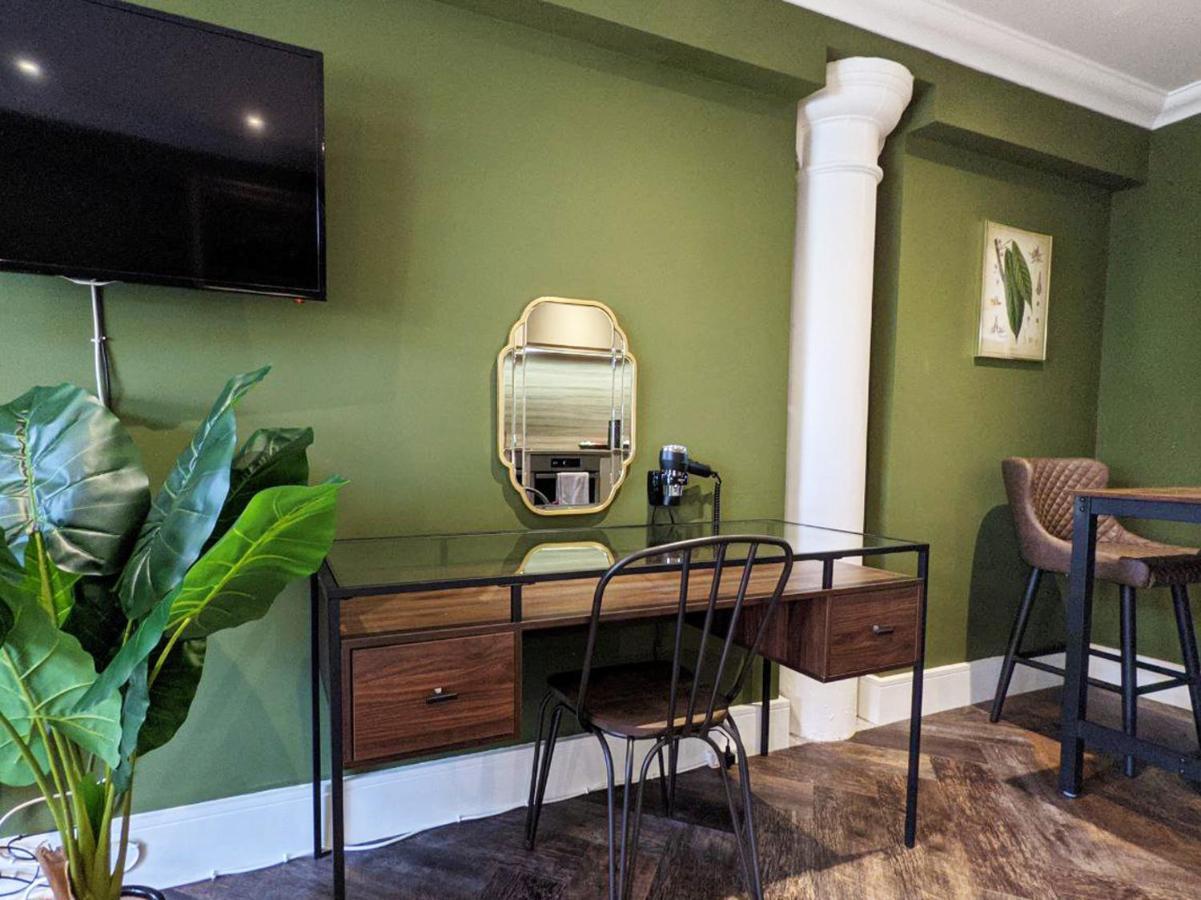 The Botanist's Hideout - Luxury Retreat With Parking Apartment