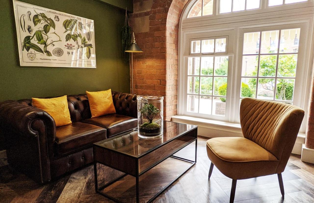 The Botanist's Hideout - Luxury Retreat With Parking Apartment *